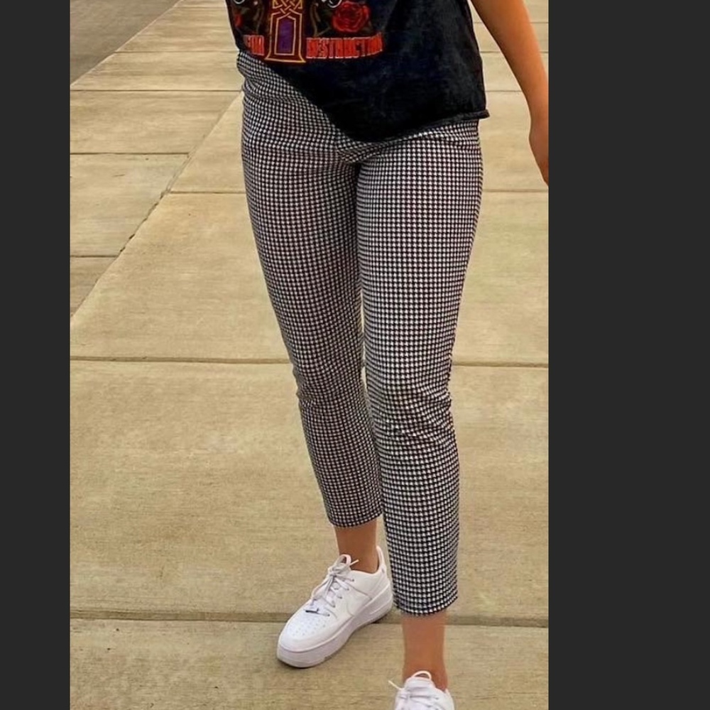 I Saw It First Houndstooth Pull On Elastic Waist Ankle Pants